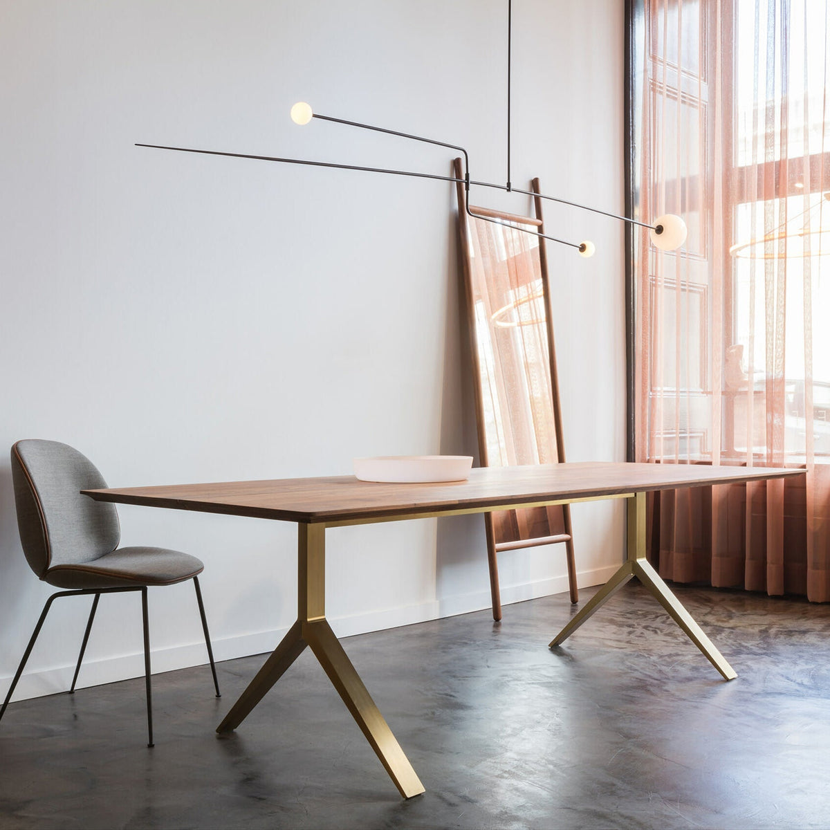 Lámpara de techo escultural con difusores de vidrio opalino, acabado en negro y latón, diseño de múltiples brazos para comedor, vestíbulo, lámpara de techo moderna