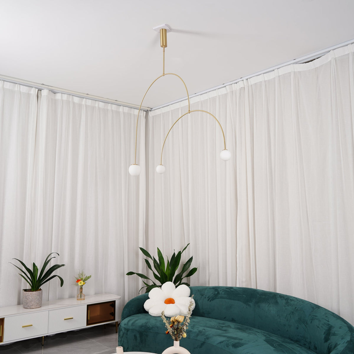 Lámpara de techo escultural con difusores de vidrio opalino, acabado en negro y latón, diseño de múltiples brazos para comedor, vestíbulo, lámpara de techo moderna
