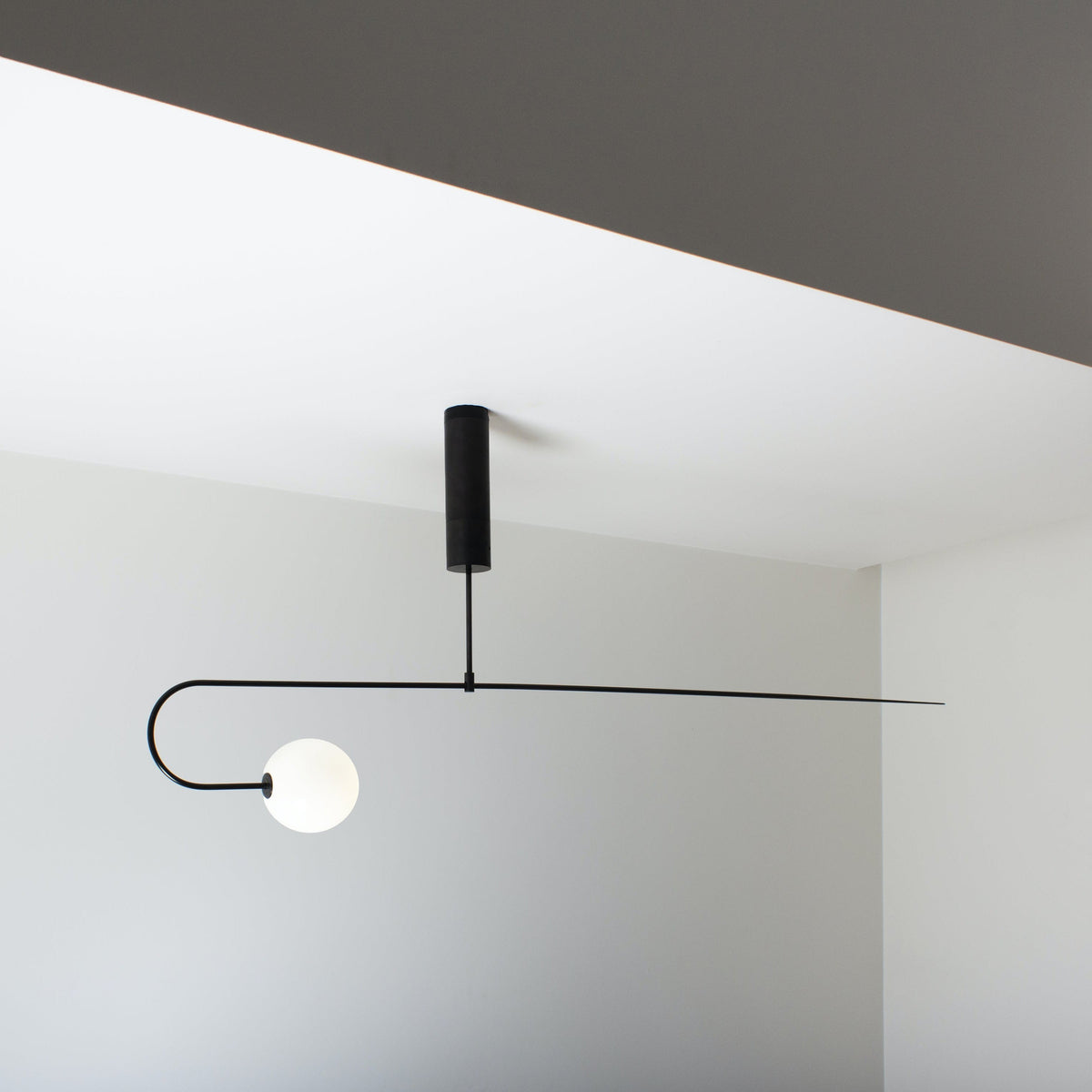 Lámpara de techo escultural con difusores de vidrio opalino, acabado en negro y latón, diseño de múltiples brazos para comedor, vestíbulo, lámpara de techo moderna