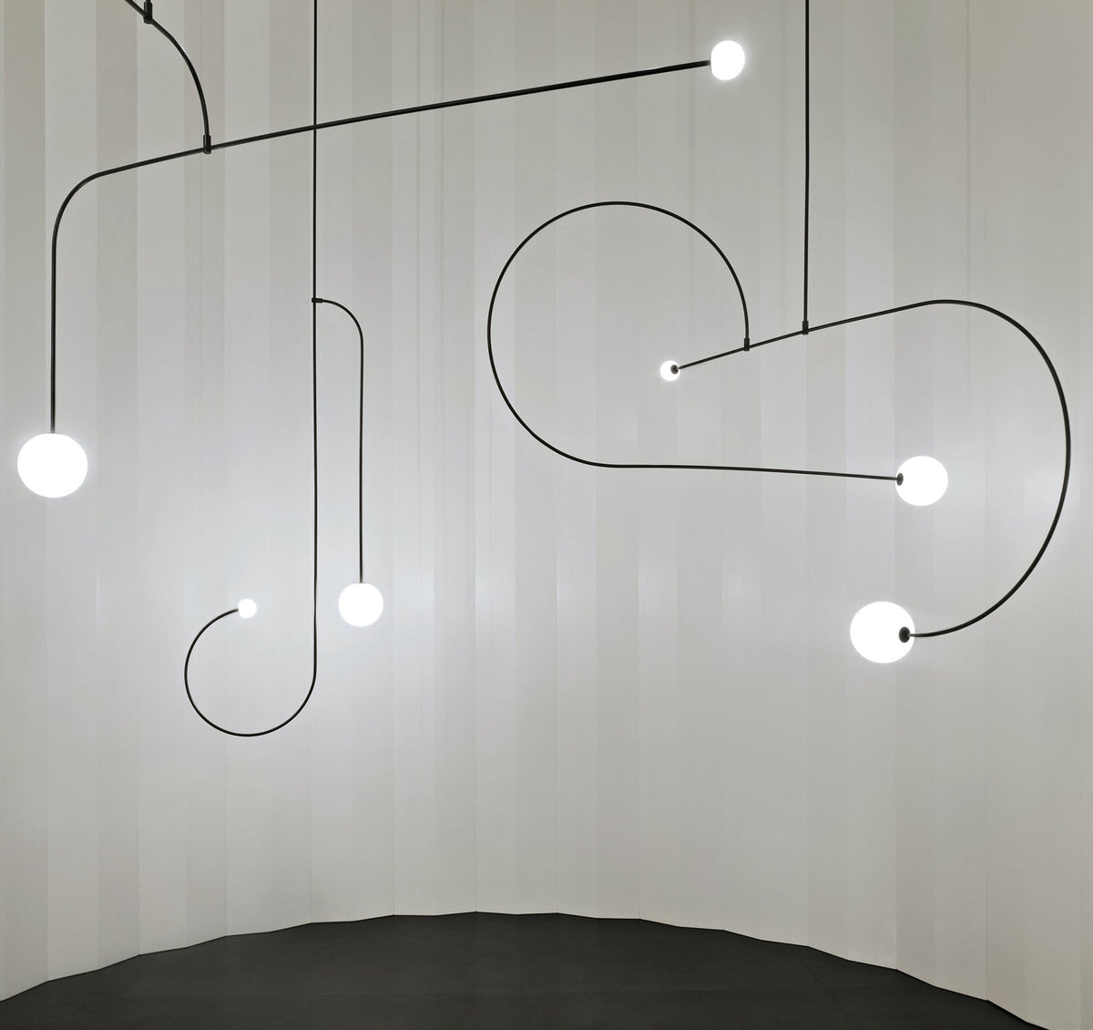 Lámpara de techo escultural con difusores de vidrio opalino, acabado en negro y latón, diseño de múltiples brazos para comedor, vestíbulo, lámpara de techo moderna