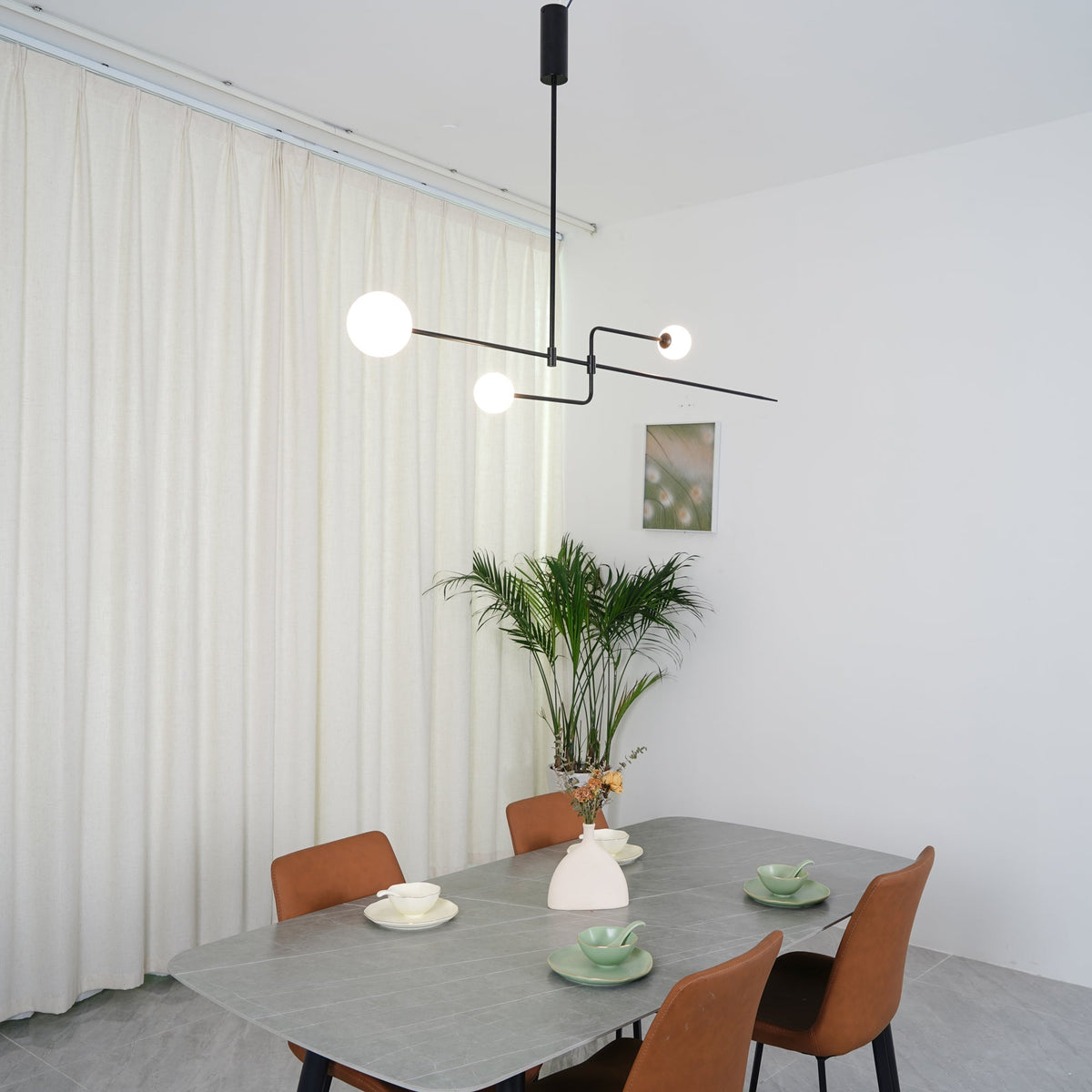 Lámpara de techo escultural con difusores de vidrio opalino, acabado en negro y latón, diseño de múltiples brazos para comedor, vestíbulo, lámpara de techo moderna