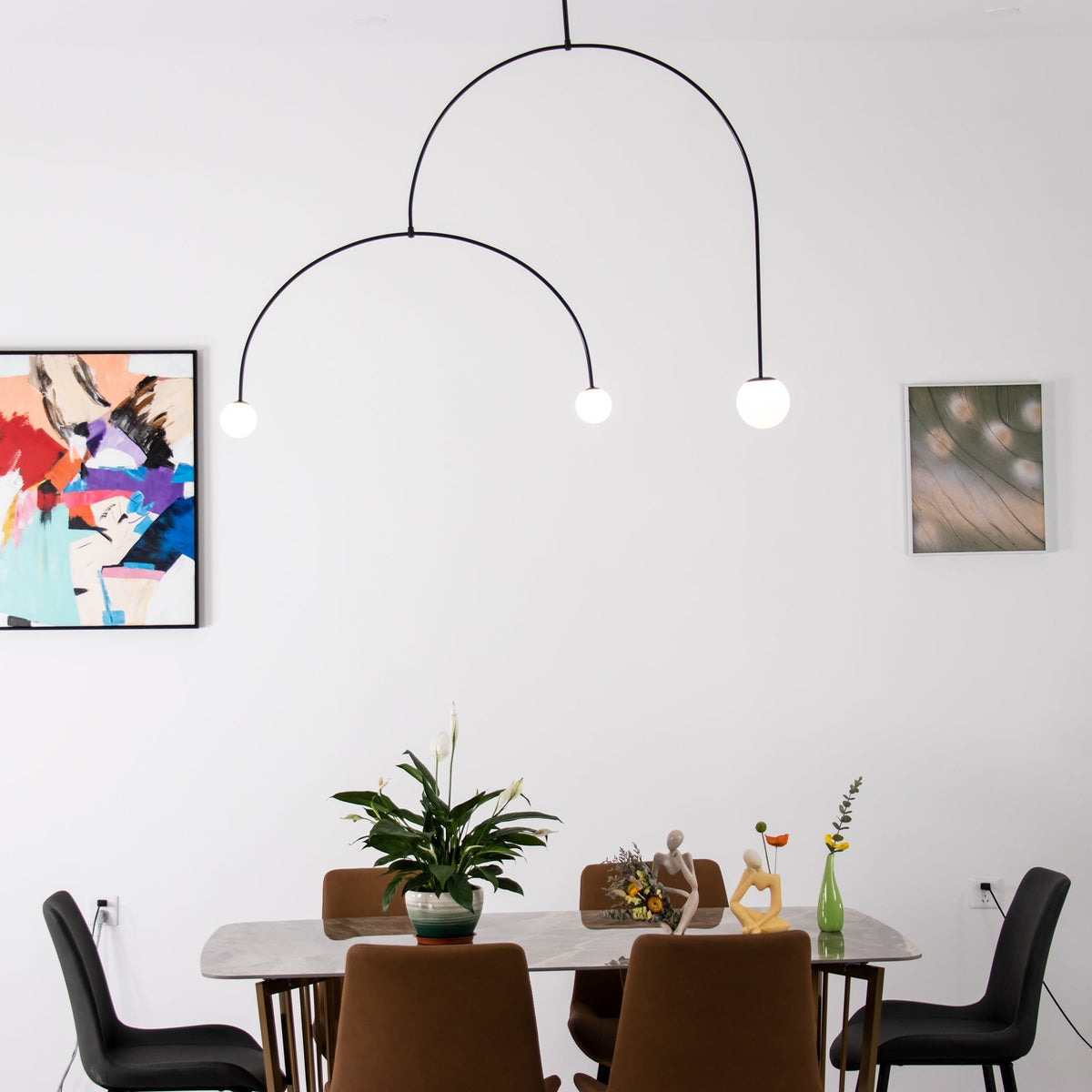 Lámpara de techo escultural con difusores de vidrio opalino, acabado en negro y latón, diseño de múltiples brazos para comedor, vestíbulo, lámpara de techo moderna