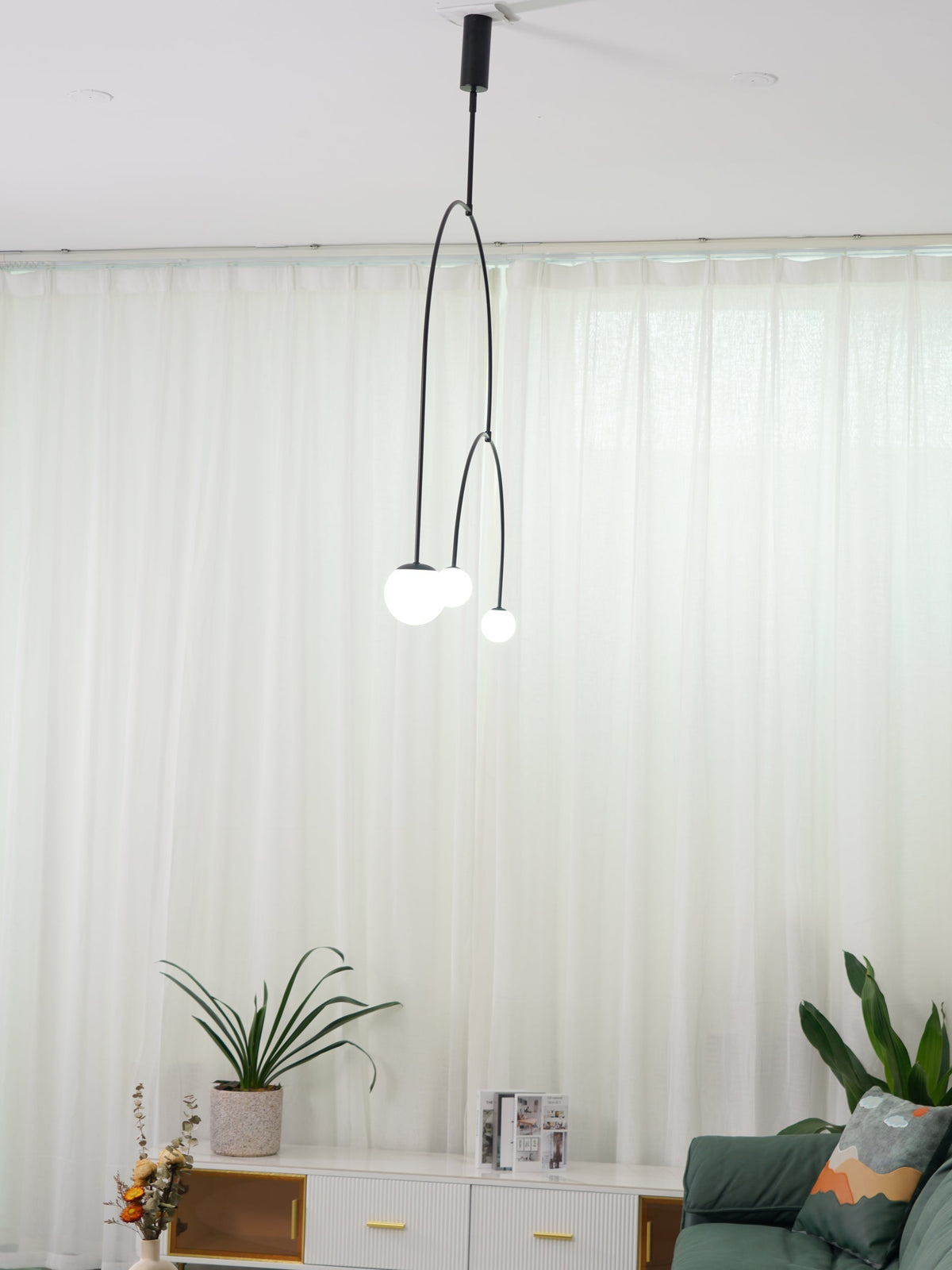 Lámpara de techo escultural con difusores de vidrio opalino, acabado en negro y latón, diseño de múltiples brazos para comedor, vestíbulo, lámpara de techo moderna