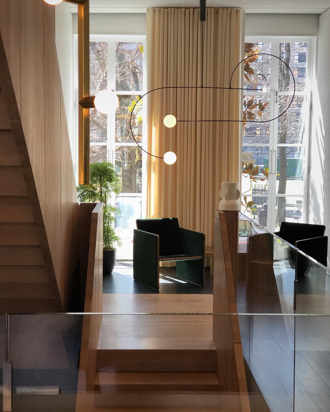 Lámpara de techo escultural con difusores de vidrio opalino, acabado en negro y latón, diseño de múltiples brazos para comedor, vestíbulo, lámpara de techo moderna