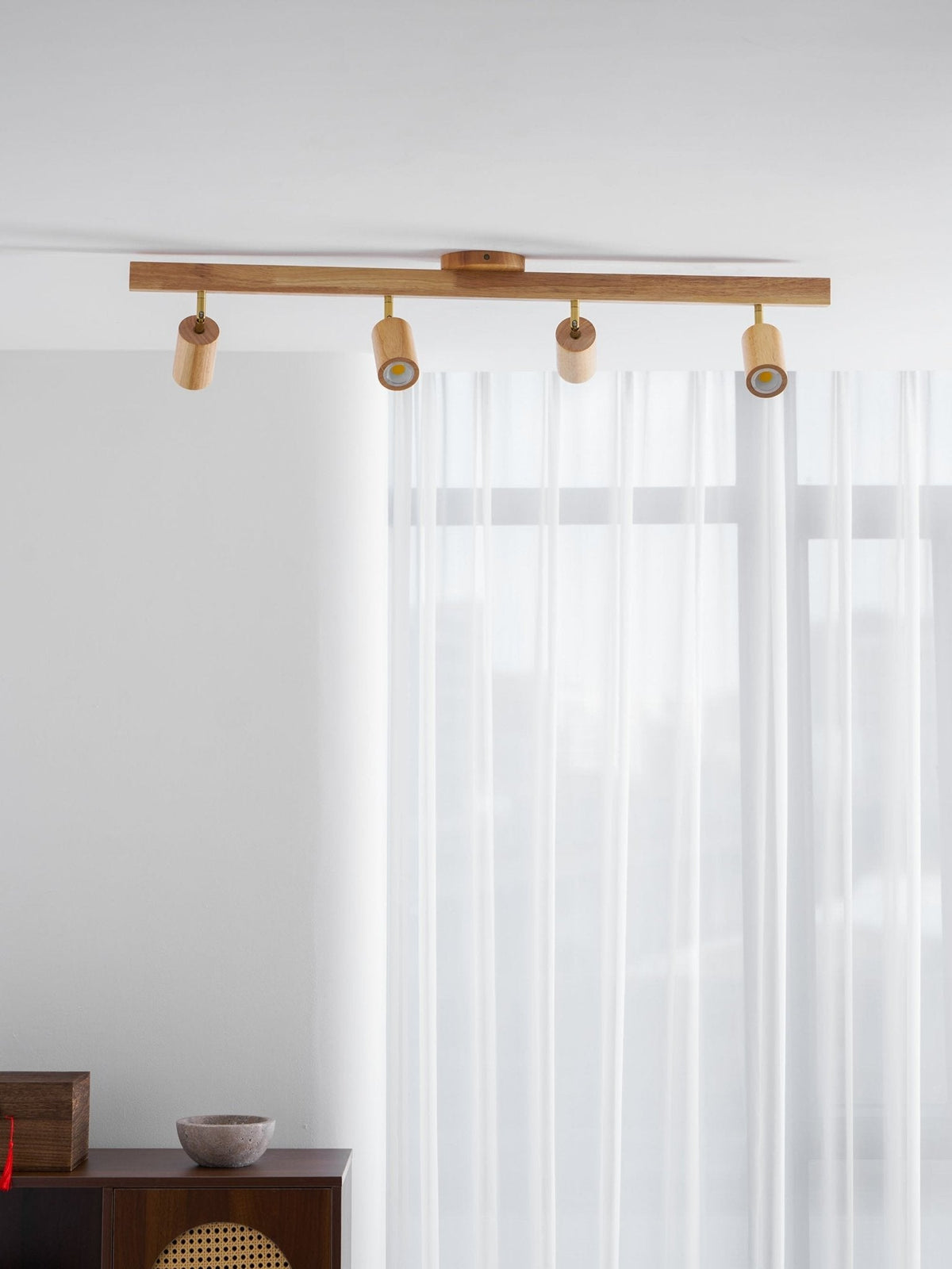 Foco de riel con múltiples cabezales y pantallas de madera para cocina, comedor y sala de estar | Lámpara LED ajustable para riel | Techo rústico de granja