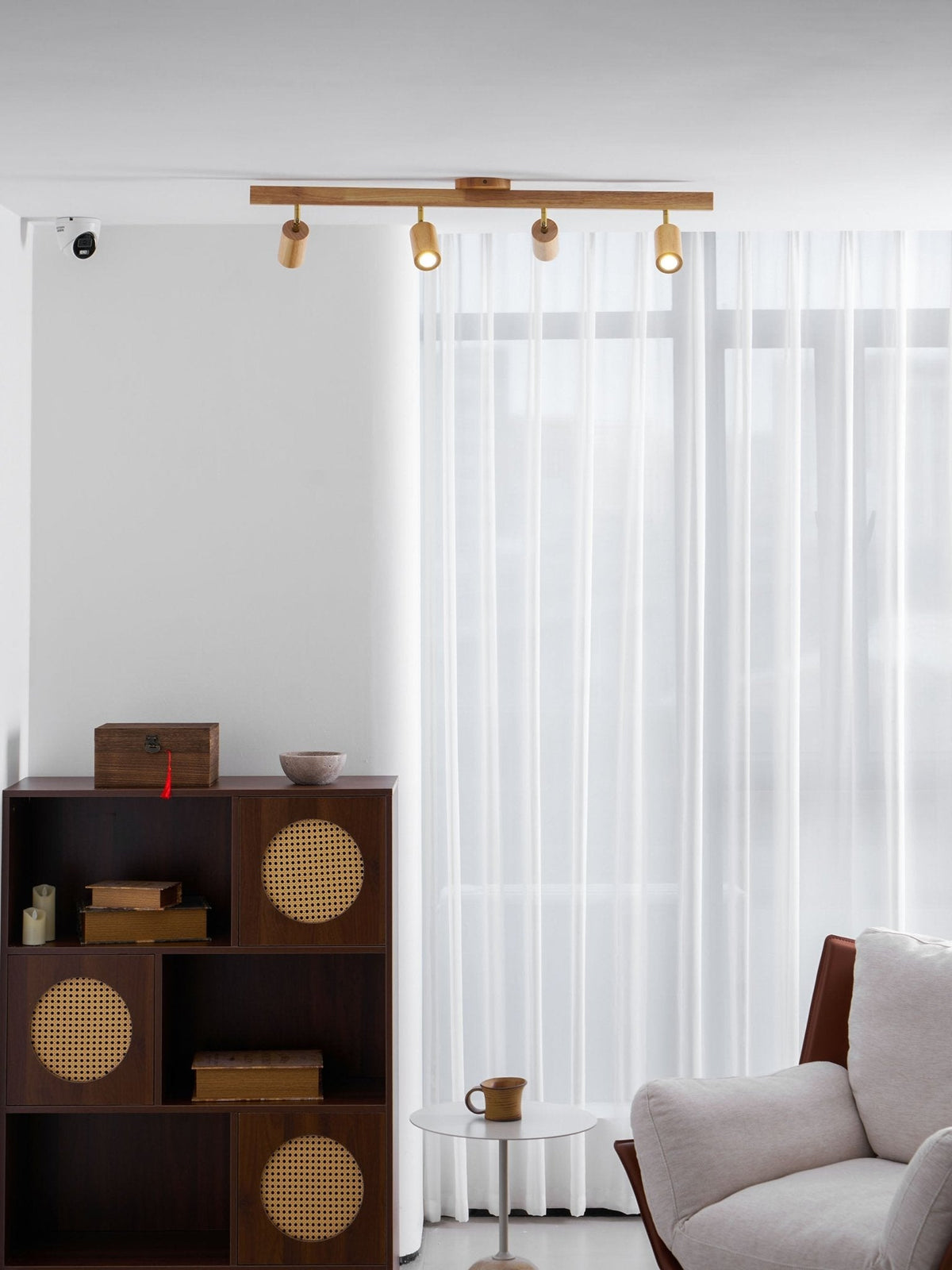 Foco de riel con múltiples cabezales y pantallas de madera para cocina, comedor y sala de estar | Lámpara LED ajustable para riel | Techo rústico de granja