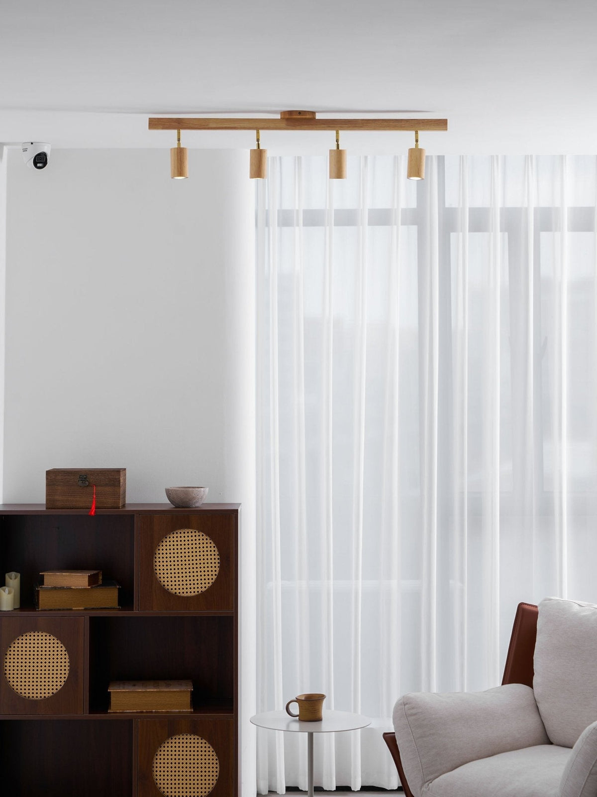 Foco de riel con múltiples cabezales y pantallas de madera para cocina, comedor y sala de estar | Lámpara LED ajustable para riel | Techo rústico de granja