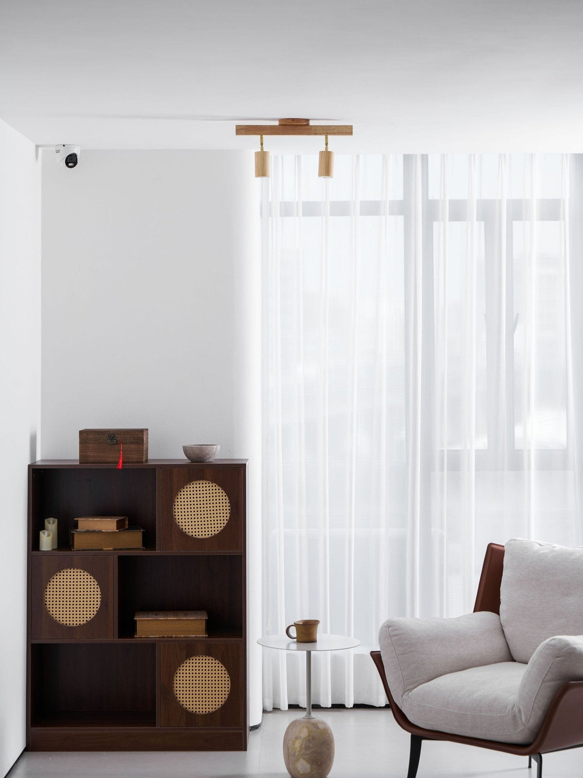 Foco de riel con múltiples cabezales y pantallas de madera para cocina, comedor y sala de estar | Lámpara LED ajustable para riel | Techo rústico de granja