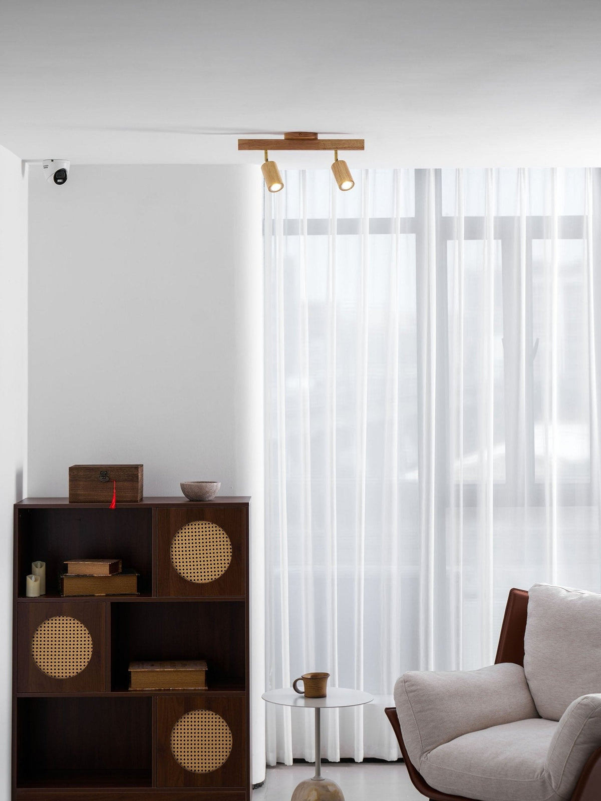 Foco de riel con múltiples cabezales y pantallas de madera para cocina, comedor y sala de estar | Lámpara LED ajustable para riel | Techo rústico de granja