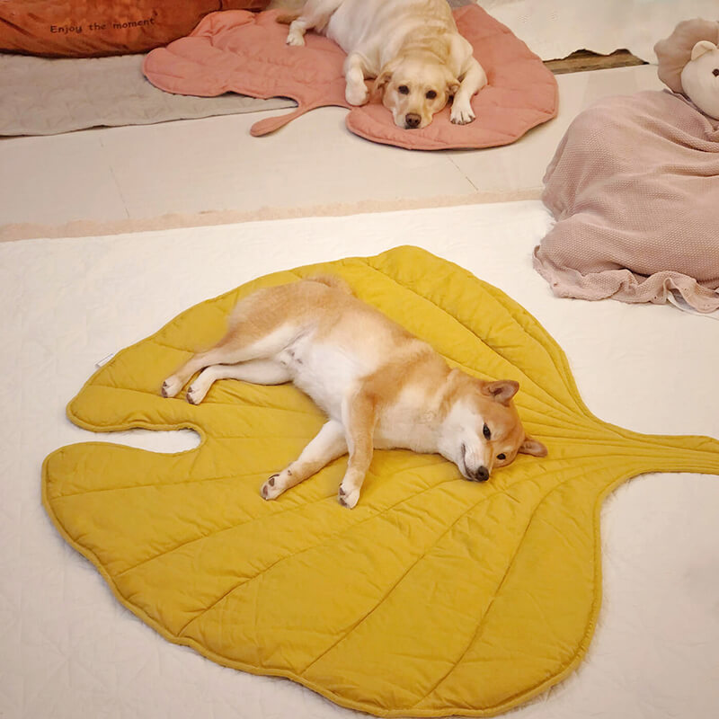 Botanical Leaf-Shaped Pet Throw Blanket - Soft Cotton-Polyester Cover for Dogs & Cats - Machine Washable Couch Protector & Floor Mat