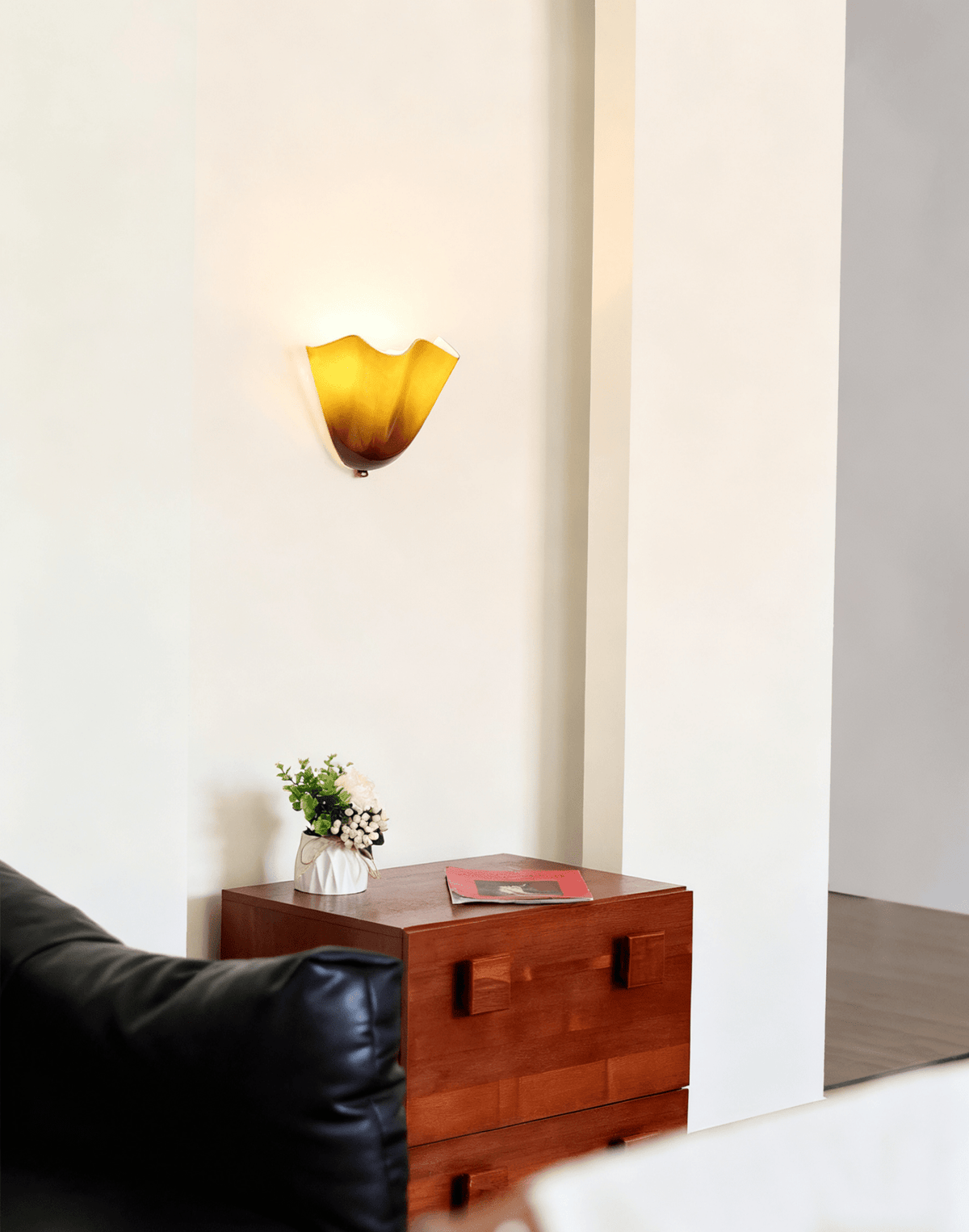 Aplique de pared para interiores con pantalla de vidrio escultural en tonos cálidos – Estructura metálica compatible con LED – Acento de pared para dormitorios, pasillos y salas de estar | Thomler