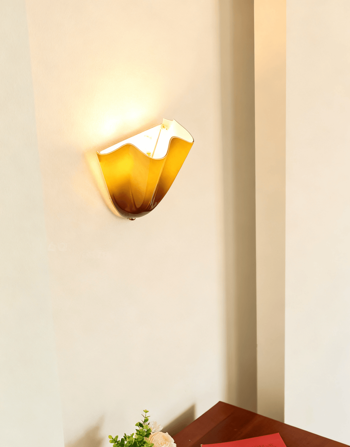 Aplique de pared para interiores con pantalla de vidrio escultural en tonos cálidos – Estructura metálica compatible con LED – Acento de pared para dormitorios, pasillos y salas de estar | Thomler