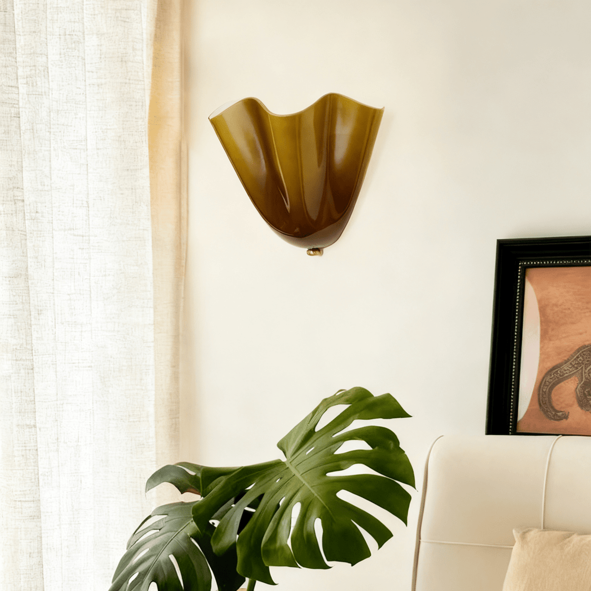 Aplique de pared para interiores con pantalla de vidrio escultural en tonos cálidos – Estructura metálica compatible con LED – Acento de pared para dormitorios, pasillos y salas de estar | Thomler