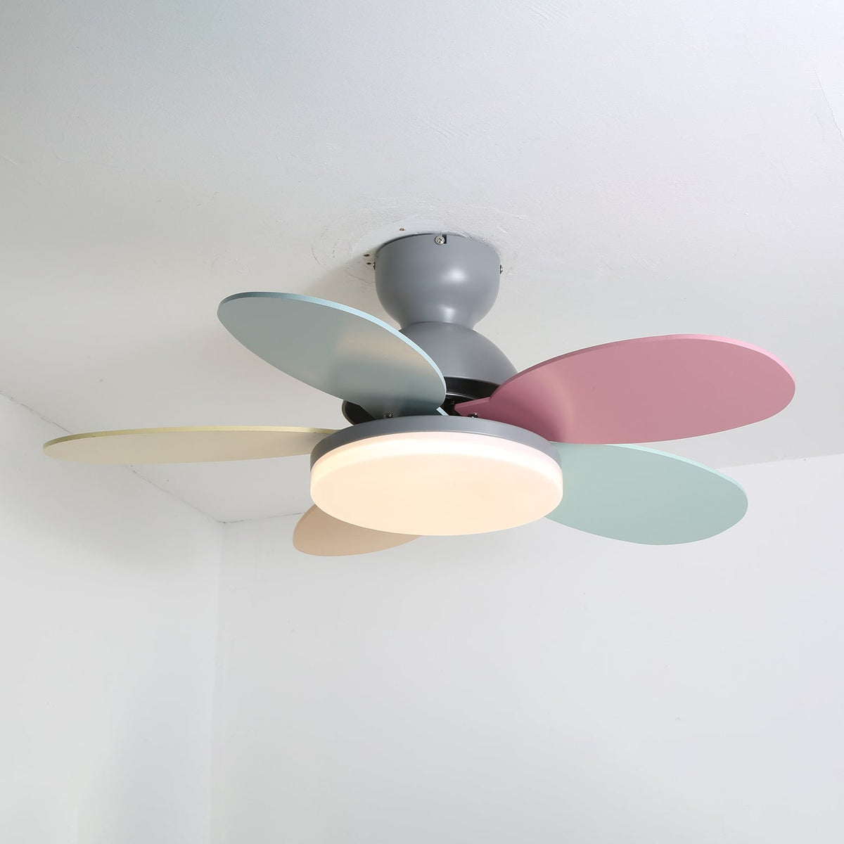Ventilador de techo para interiores con luz LED, 35 pulgadas, aspas de madera con diseño curvo, 6 velocidades, control remoto, motor de CC para sala de estar, dormitorio, comedor, gris