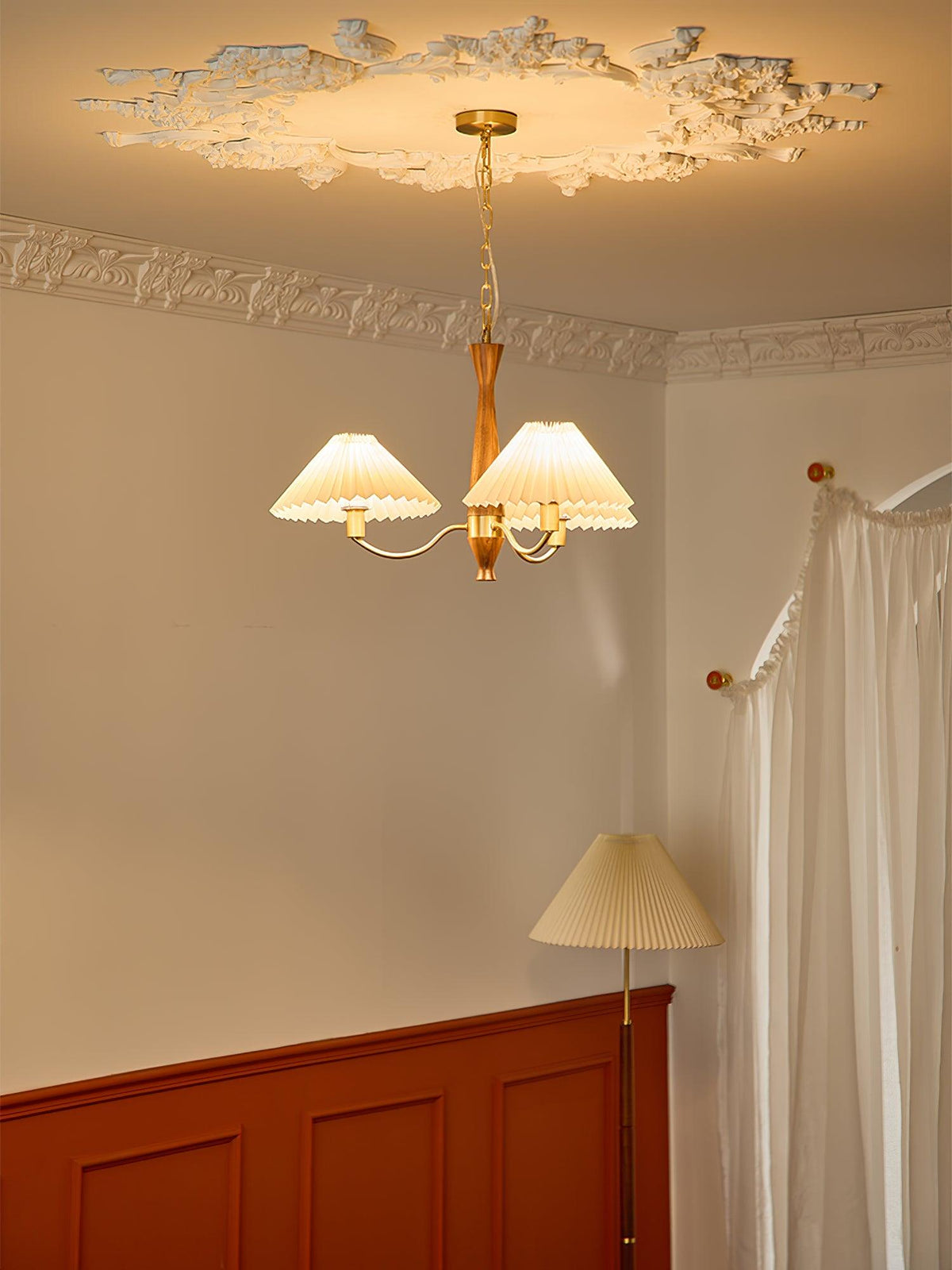 Overheadstoffen kaparmatuur met gebogen armen voor eettafels & open keukens – Essenhout & ijzeren frame met verstelbare ketting in beige | Thomler