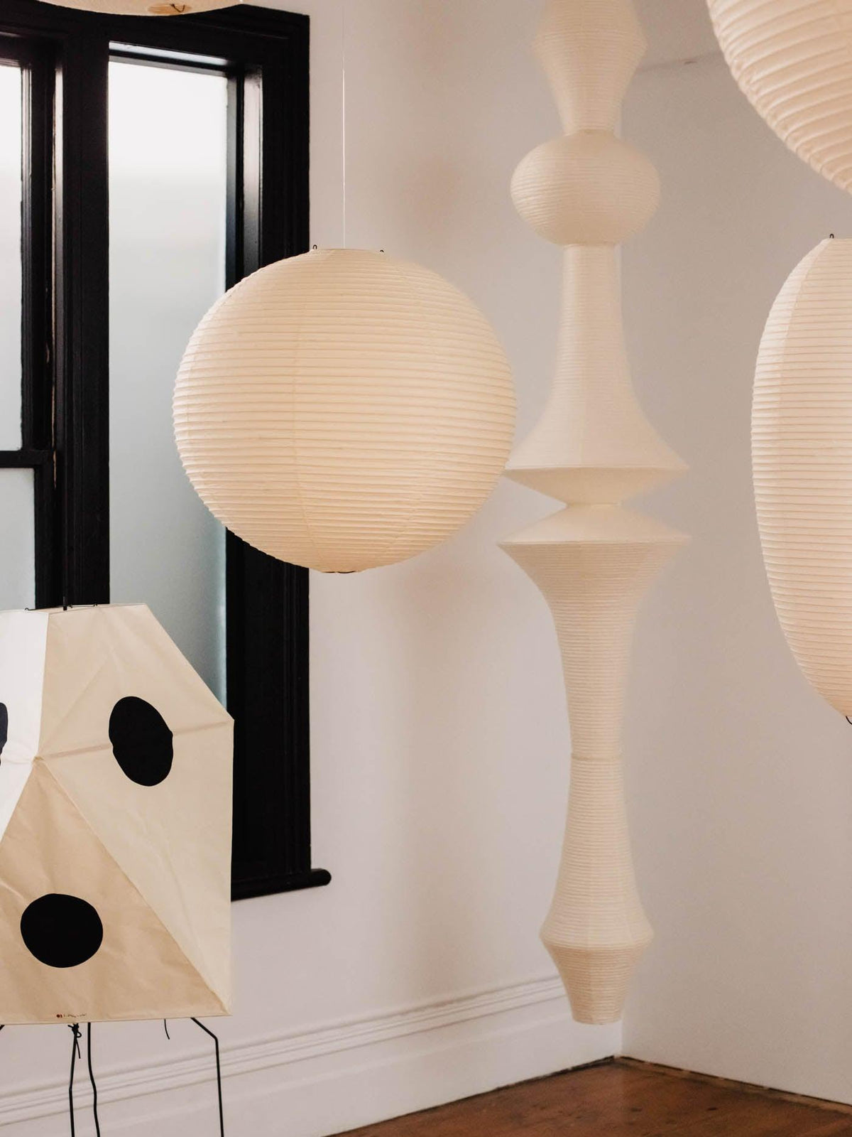 Lámpara de techo artesanal de papel con pantalla cilíndrica blanca, luminaria colgante con casquillo E26/E27 para dormitorio, sala de estar y comedor, luz ambiental moderna | Thomler
