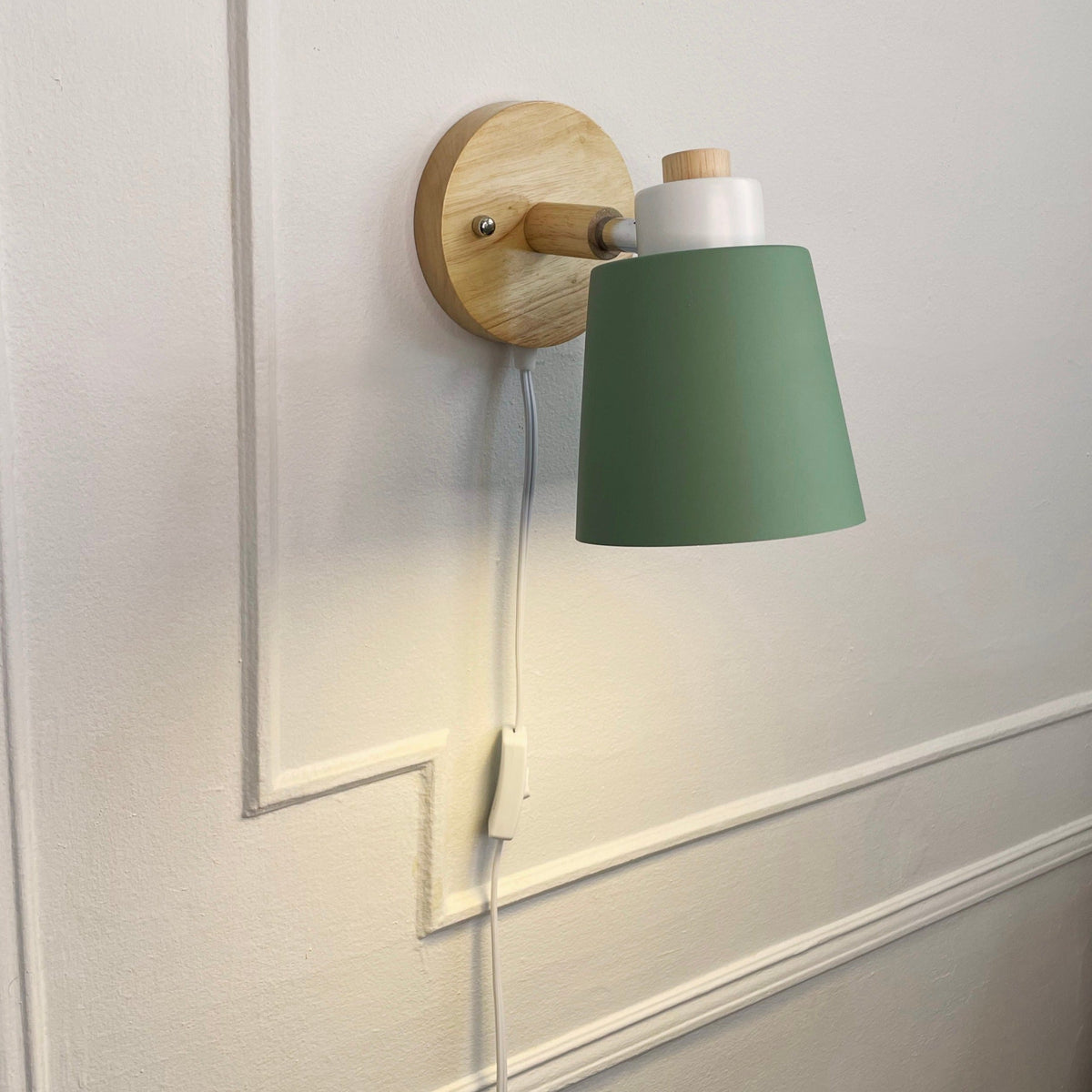 Verstelbare wandlamp van hout en metaal, 19 cm, geel, stekkerlamp als leeslamp voor nachtkastjes, slaapkamers, thuiskantoor, accentverlichting met zwenkarm | Thomler