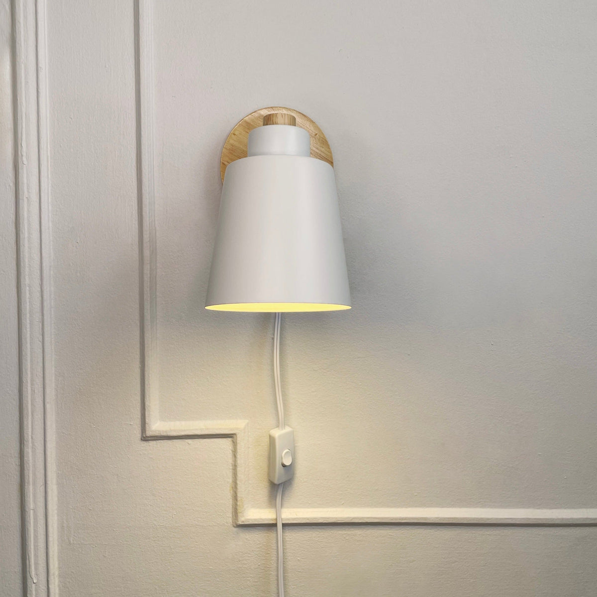 Verstelbare wandlamp van hout en metaal, 19 cm, geel, stekkerlamp als leeslamp voor nachtkastjes, slaapkamers, thuiskantoor, accentverlichting met zwenkarm | Thomler