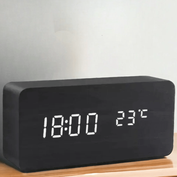 Despertador digital activado por sonido con pantalla LED y acabado en madera para dormitorio, oficina o mesita de noche, alimentación por pilas o USB, brillo ajustable | Thomler