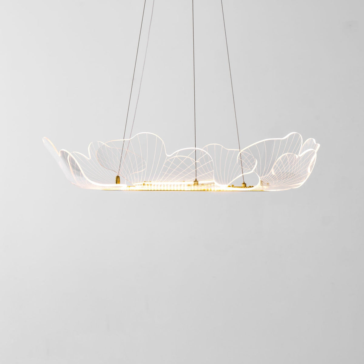 Lámpara colgante redonda con difusor de hojas acrílicas, 27 pulgadas, dorada, altura ajustable, LED para cocina, comedor, oficina, dormitorio, montaje empotrado moderno | Thomler