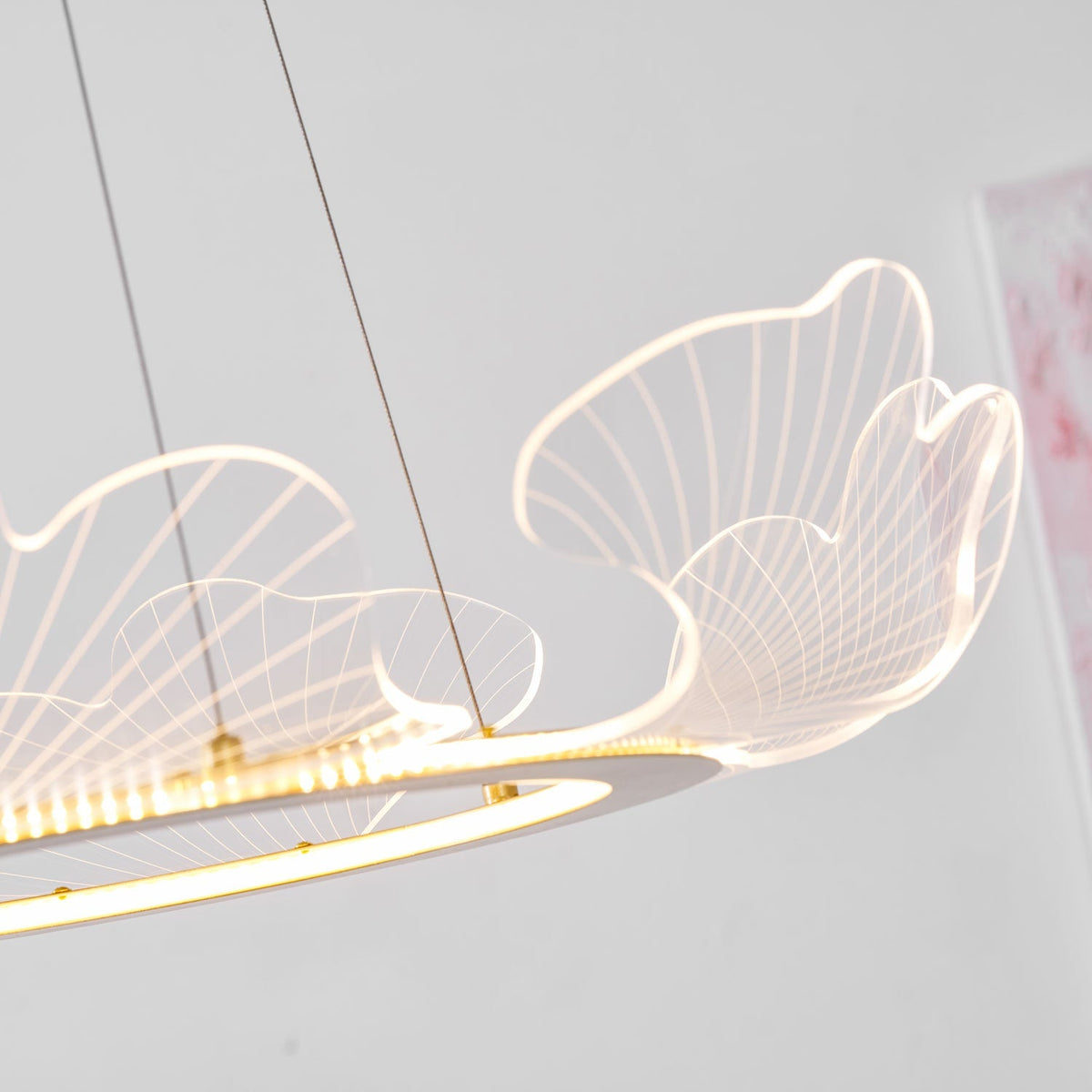 Lámpara colgante redonda con difusor de hojas acrílicas, 27 pulgadas, dorada, altura ajustable, LED para cocina, comedor, oficina, dormitorio, montaje empotrado moderno | Thomler