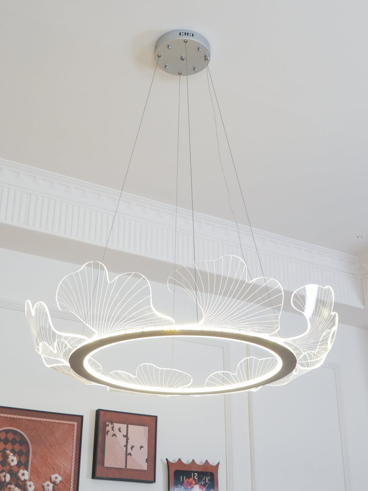 Lámpara colgante redonda con difusor de hojas acrílicas, 27 pulgadas, dorada, altura ajustable, LED para cocina, comedor, oficina, dormitorio, montaje empotrado moderno | Thomler