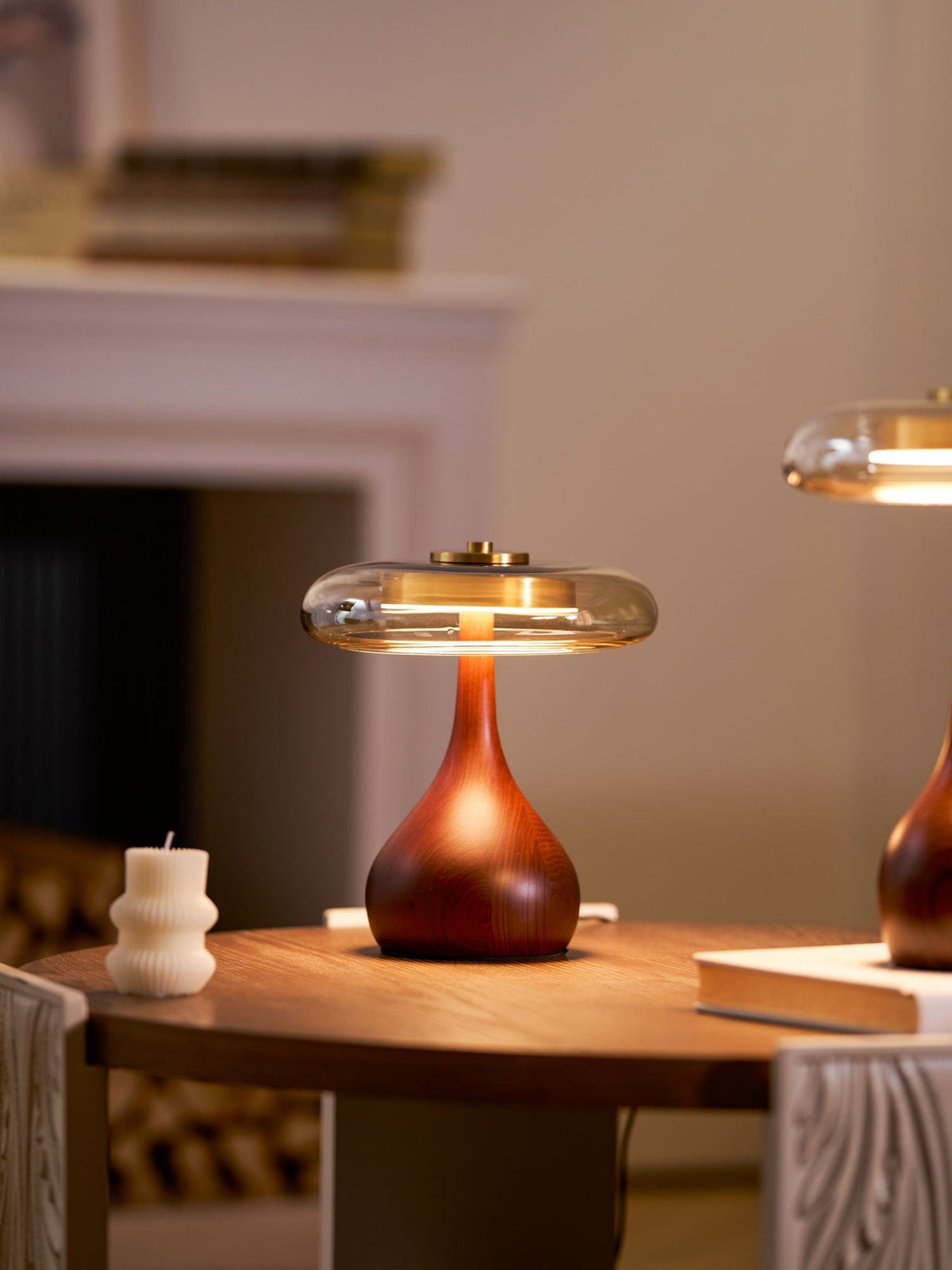 Lámpara de escritorio LED con pantalla de vidrio ámbar y base de madera natural para oficina en casa, dormitorio y mesa de noche | Temperatura de color ajustable 3000K-6000K | Thomler