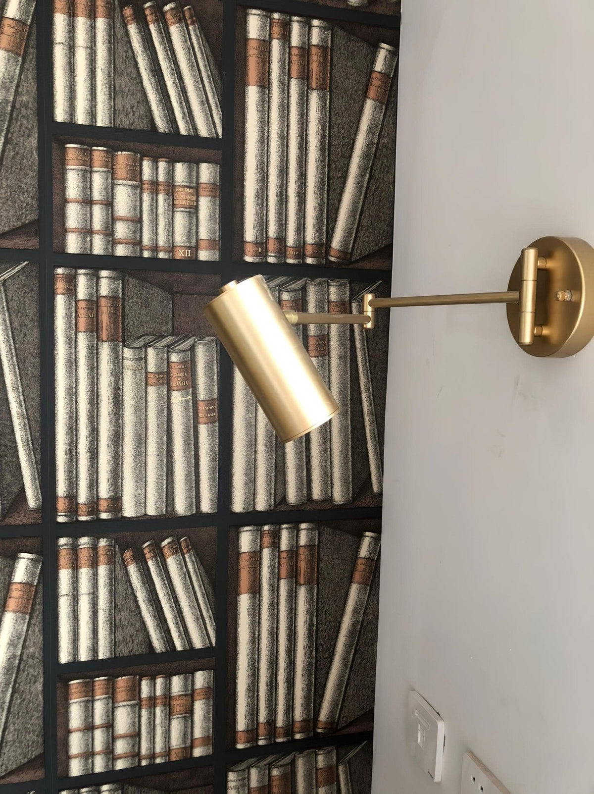 Aplique de pared LED con brazo giratorio y soporte extensible para dormitorio, pasillo, rincón de lectura e iluminación de tareas. Lámpara moderna regulable, oro y negro | Thomler