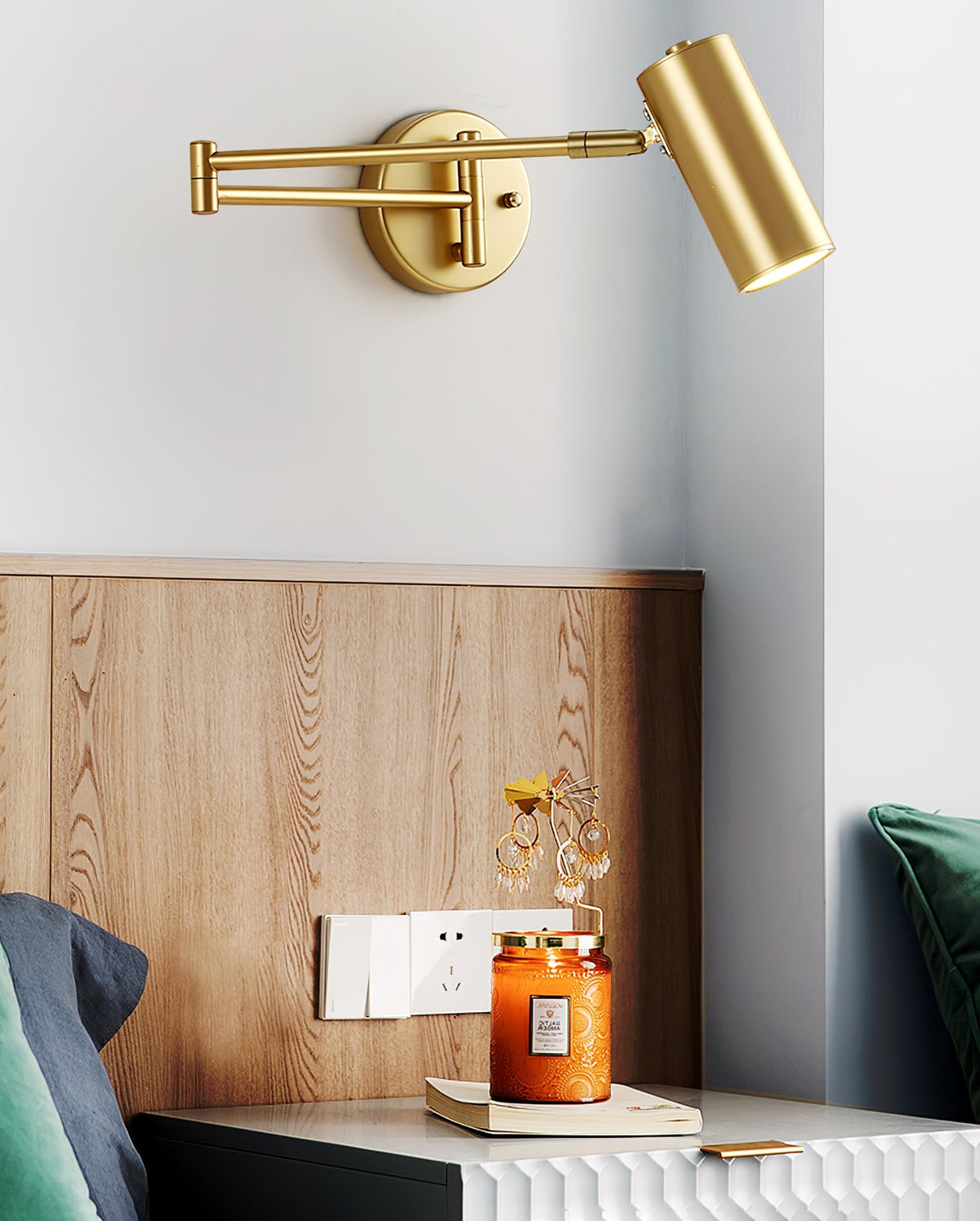 Aplique de pared LED con brazo giratorio y soporte extensible para dormitorio, pasillo, rincón de lectura e iluminación de tareas. Lámpara moderna regulable, oro y negro | Thomler