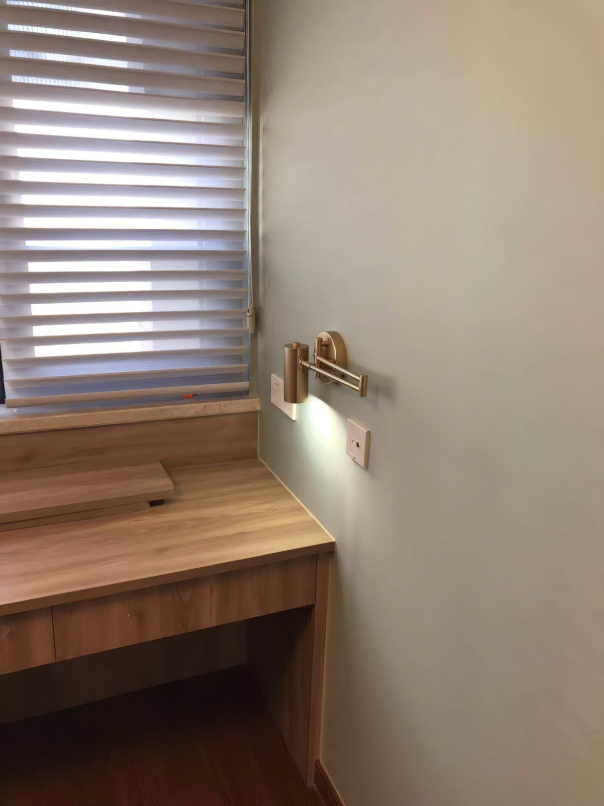 Aplique de pared LED con brazo giratorio y soporte extensible para dormitorio, pasillo, rincón de lectura e iluminación de tareas. Lámpara moderna regulable, oro y negro | Thomler