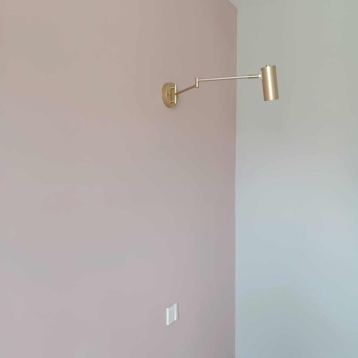 Aplique de pared LED con brazo giratorio y soporte extensible para dormitorio, pasillo, rincón de lectura e iluminación de tareas. Lámpara moderna regulable, oro y negro | Thomler