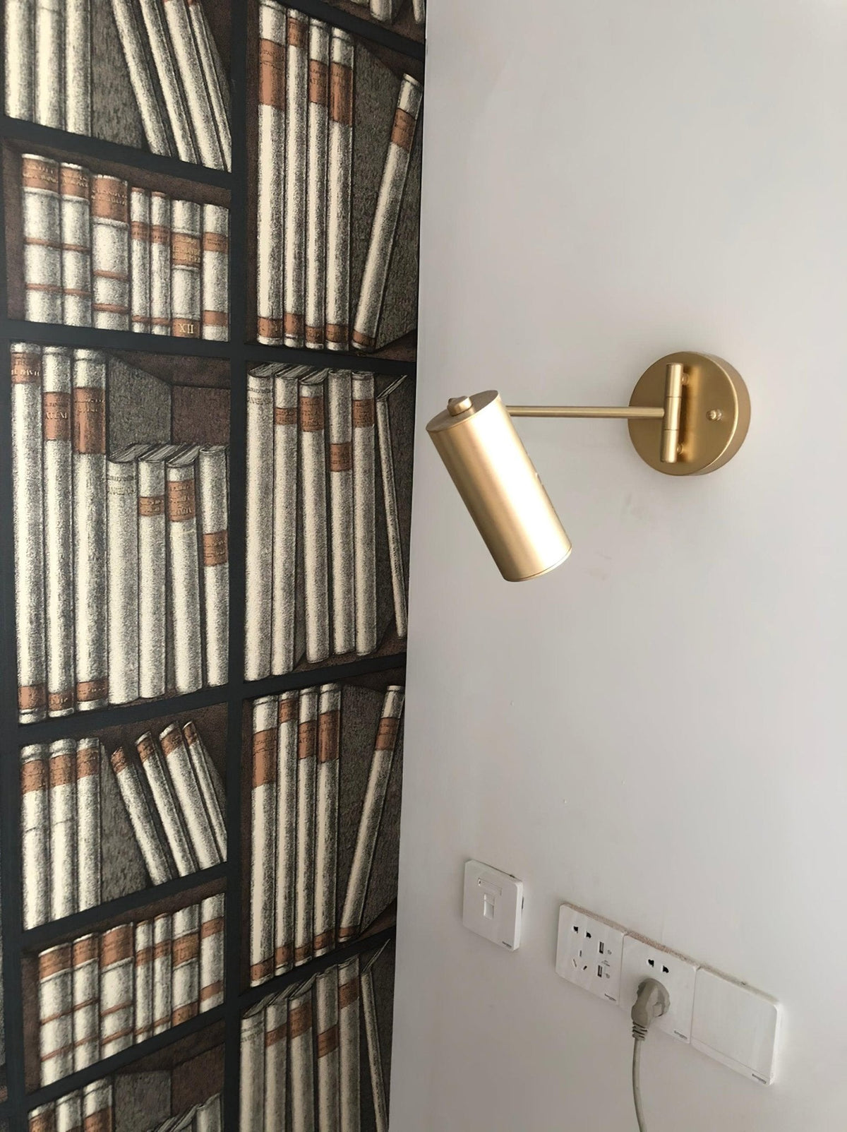 Aplique de pared LED con brazo giratorio y soporte extensible para dormitorio, pasillo, rincón de lectura e iluminación de tareas. Lámpara moderna regulable, oro y negro | Thomler