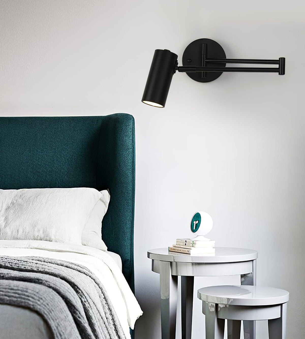 Aplique de pared LED con brazo giratorio y soporte extensible para dormitorio, pasillo, rincón de lectura e iluminación de tareas. Lámpara moderna regulable, oro y negro | Thomler