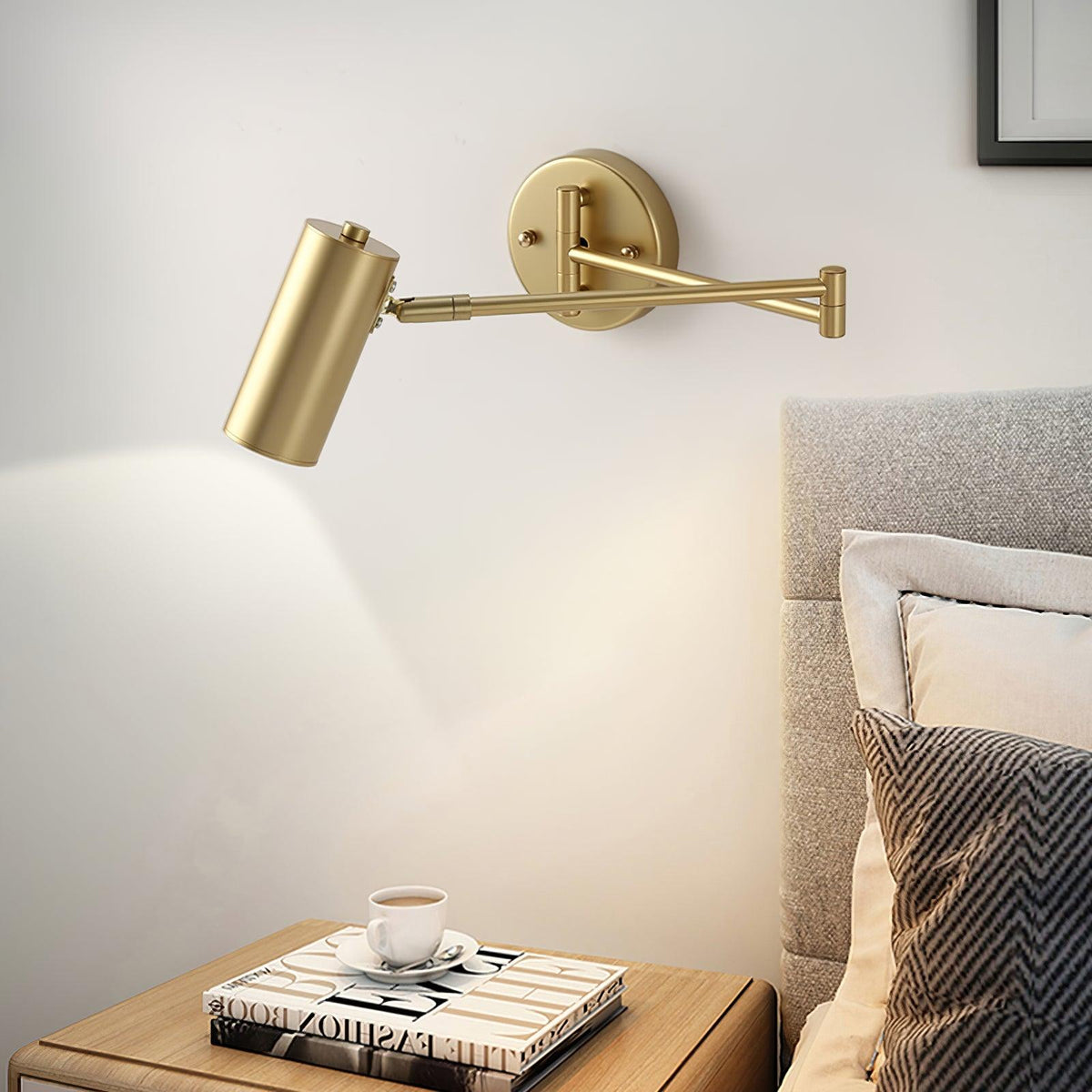 Aplique de pared LED con brazo giratorio y soporte extensible para dormitorio, pasillo, rincón de lectura e iluminación de tareas. Lámpara moderna regulable, oro y negro | Thomler
