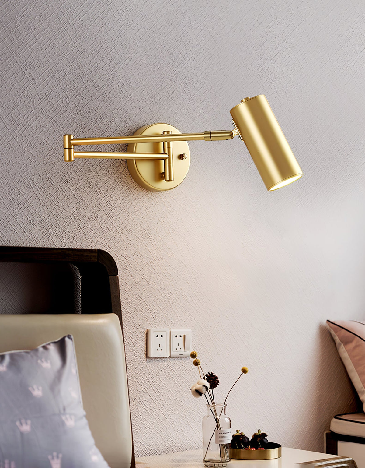 Aplique de pared LED con brazo giratorio y soporte extensible para dormitorio, pasillo, rincón de lectura e iluminación de tareas. Lámpara moderna regulable, oro y negro | Thomler