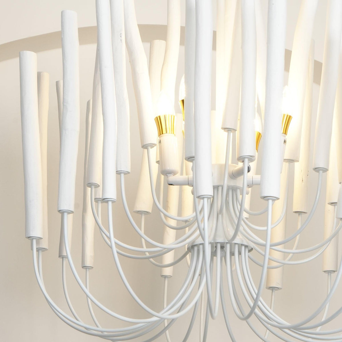 Ronde gelaagde plafondlamp van hout en metaal voor eetkamer, woonkamer en slaapkamer – Verstelbare hanglamp met whitewash afwerking – 6 tot 18 armen | Thomler