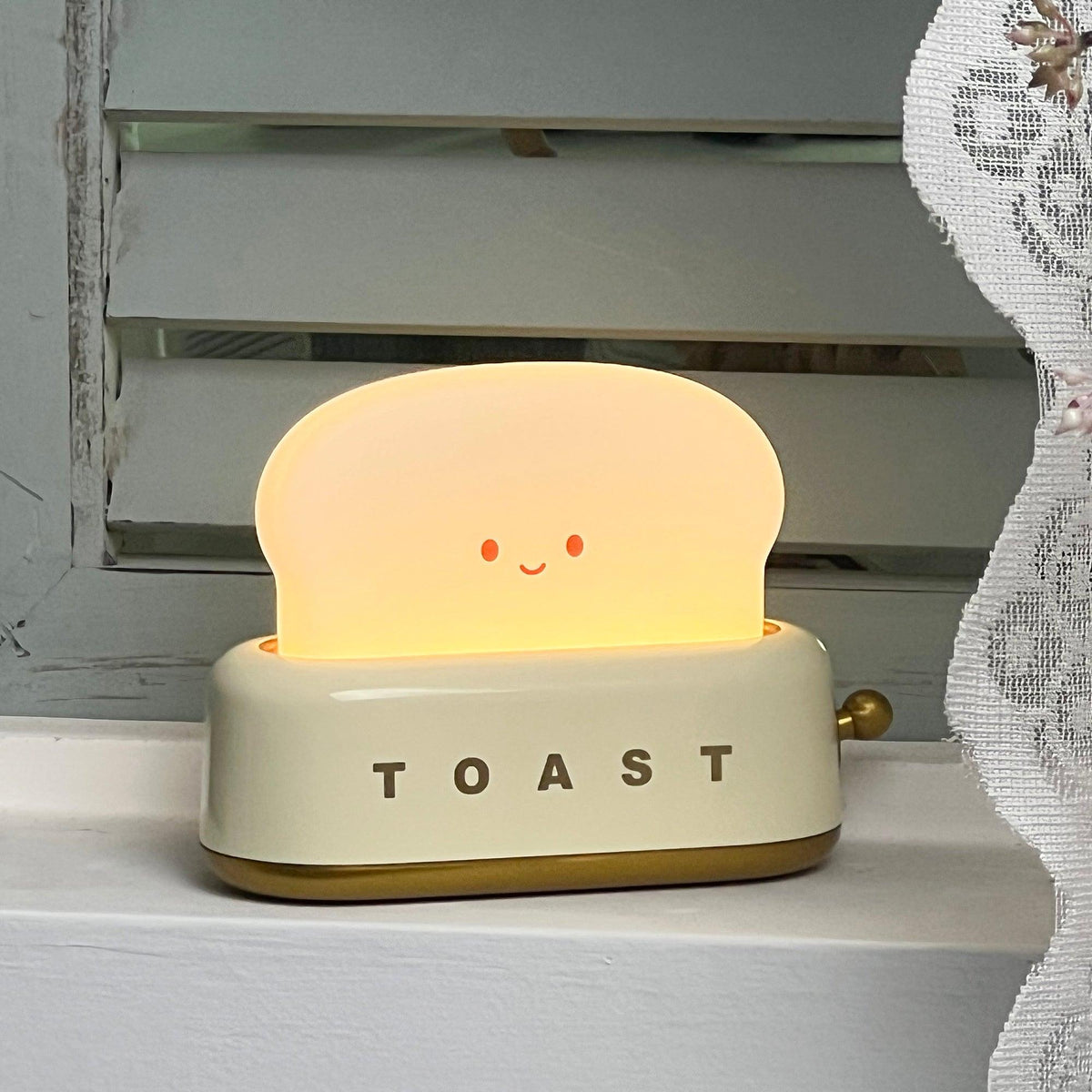 USB-Powered Toaster-Shaped LED Accent Light with Dimmer – 5.3 in Retro Desktop Lamp for Bedroom Nightstand Desk Office Dorm – Warm White Glo | Thomler