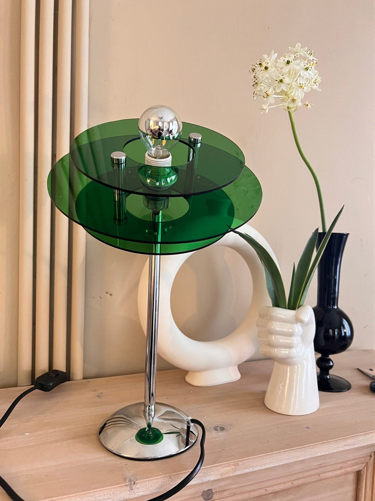 Skulpturale Acryl-Akzentleuchte mit LED-Kompatibilität – 9 Zoll geometrische Nachttischlampe für Schlafzimmer, Büro, Lesen – Modernes Stapeldesign U | Thomler