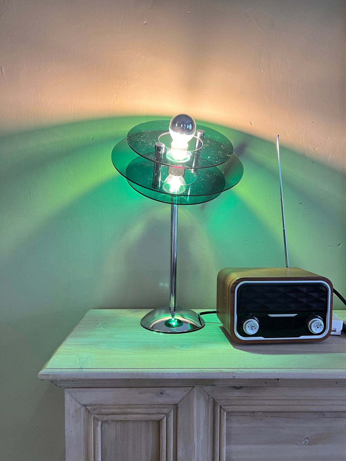 Skulpturale Acryl-Akzentleuchte mit LED-Kompatibilität – 9 Zoll geometrische Nachttischlampe für Schlafzimmer, Büro, Lesen – Modernes Stapeldesign U | Thomler