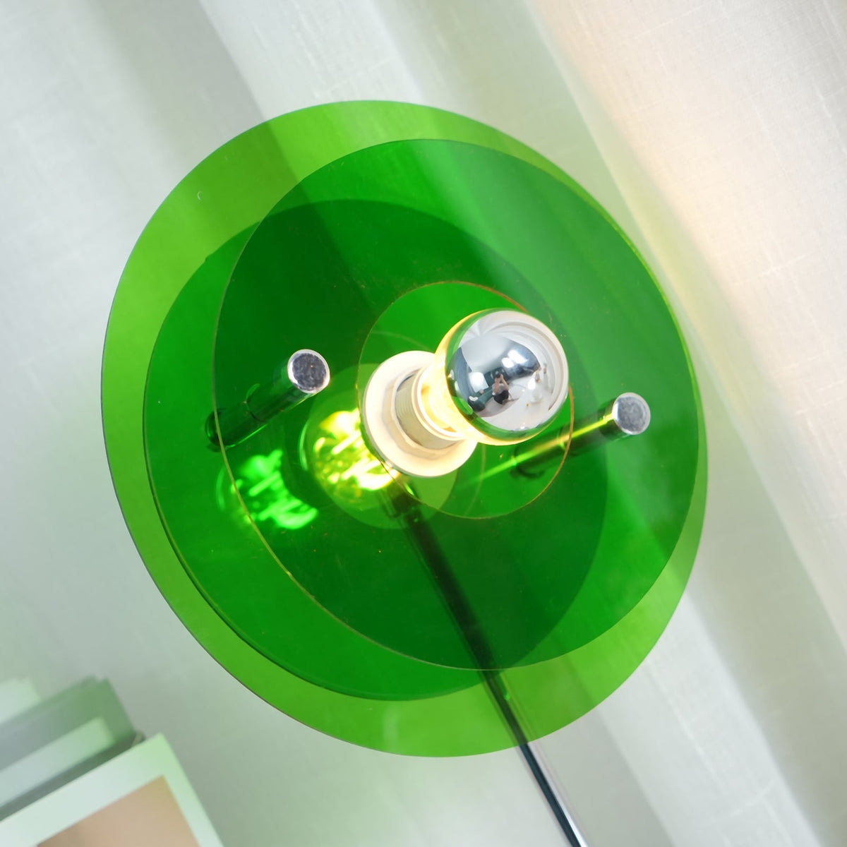 Skulpturale Acryl-Akzentleuchte mit LED-Kompatibilität – 9 Zoll geometrische Nachttischlampe für Schlafzimmer, Büro, Lesen – Modernes Stapeldesign U | Thomler