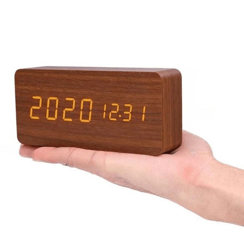 Despertador digital activado por sonido con pantalla LED y acabado en madera para dormitorio, oficina o mesita de noche, alimentación por pilas o USB, brillo ajustable | Thomler