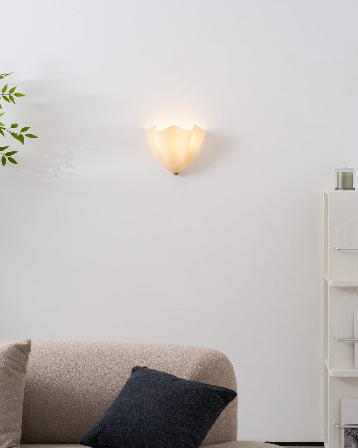 Aplique de pared para interiores con pantalla de vidrio escultural en tonos cálidos – Estructura metálica compatible con LED – Acento de pared para dormitorios, pasillos y salas de estar | Thomler