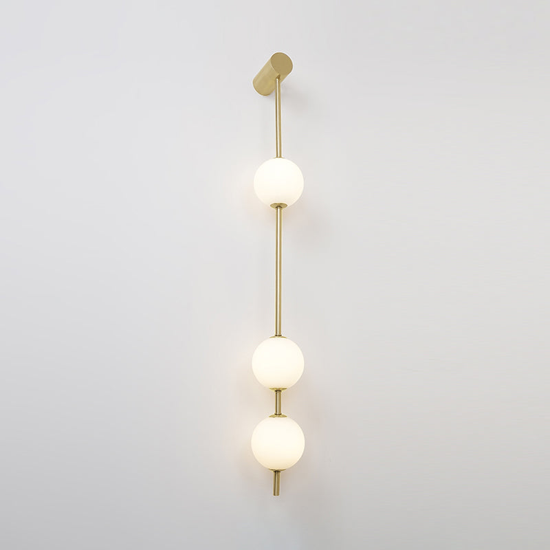 Aplique de pared LED vertical con múltiples globos, acabado en latón, altura ajustable, iluminación para pasillos, escaleras y entradas, lámpara moderna de metal y vidrio, 3-6 luces | Thomler