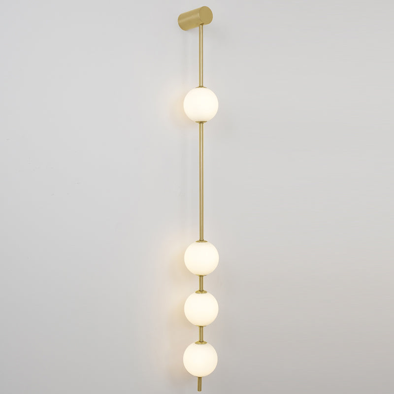 Aplique de pared LED vertical con múltiples globos, acabado en latón, altura ajustable, iluminación para pasillos, escaleras y entradas, lámpara moderna de metal y vidrio, 3-6 luces | Thomler