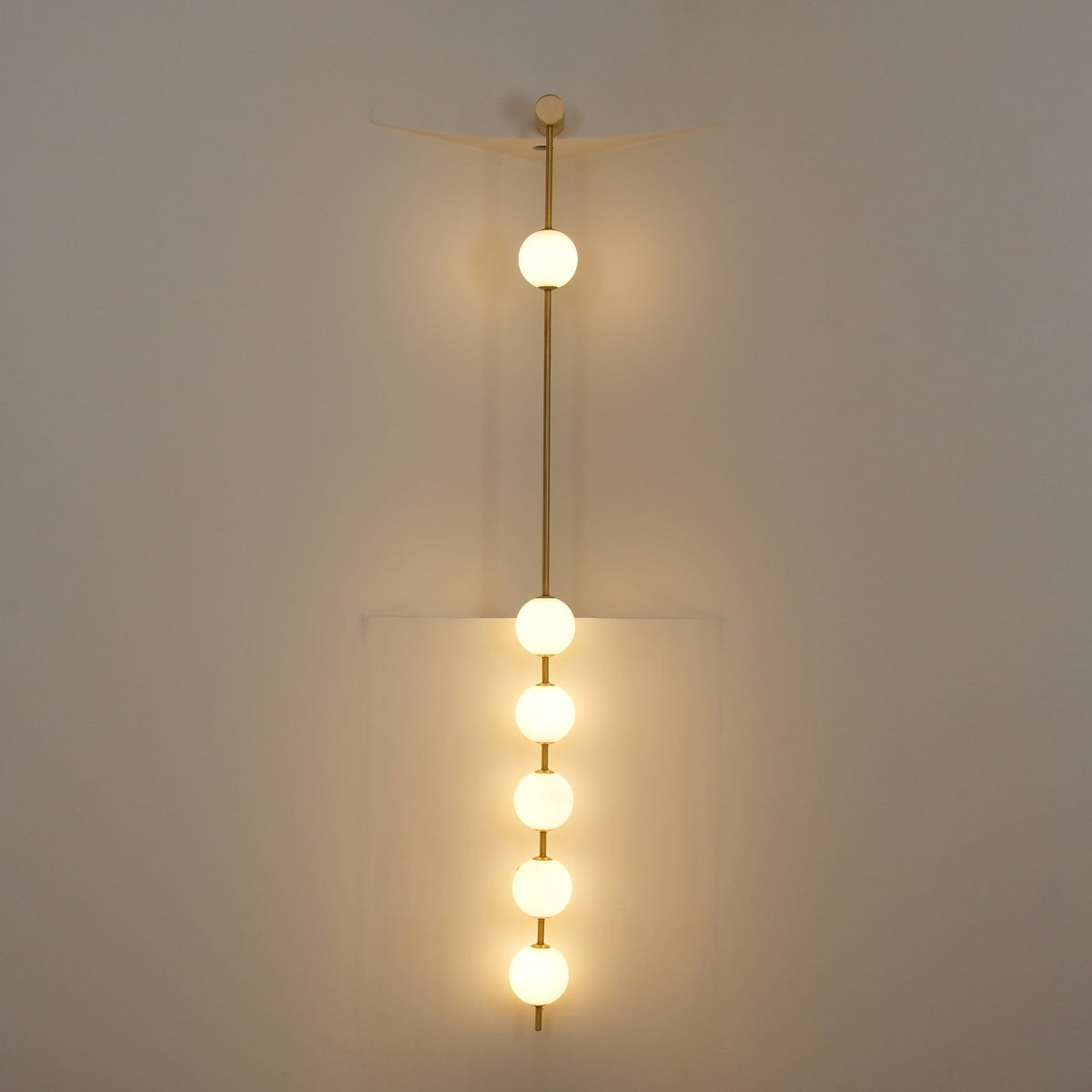 Aplique de pared LED vertical con múltiples globos, acabado en latón, altura ajustable, iluminación para pasillos, escaleras y entradas, lámpara moderna de metal y vidrio, 3-6 luces | Thomler