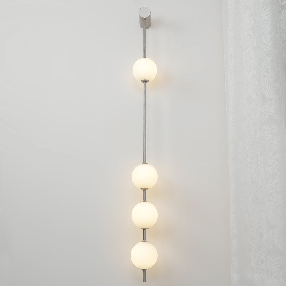 Aplique de pared LED vertical con múltiples globos, acabado en latón, altura ajustable, iluminación para pasillos, escaleras y entradas, lámpara moderna de metal y vidrio, 3-6 luces | Thomler