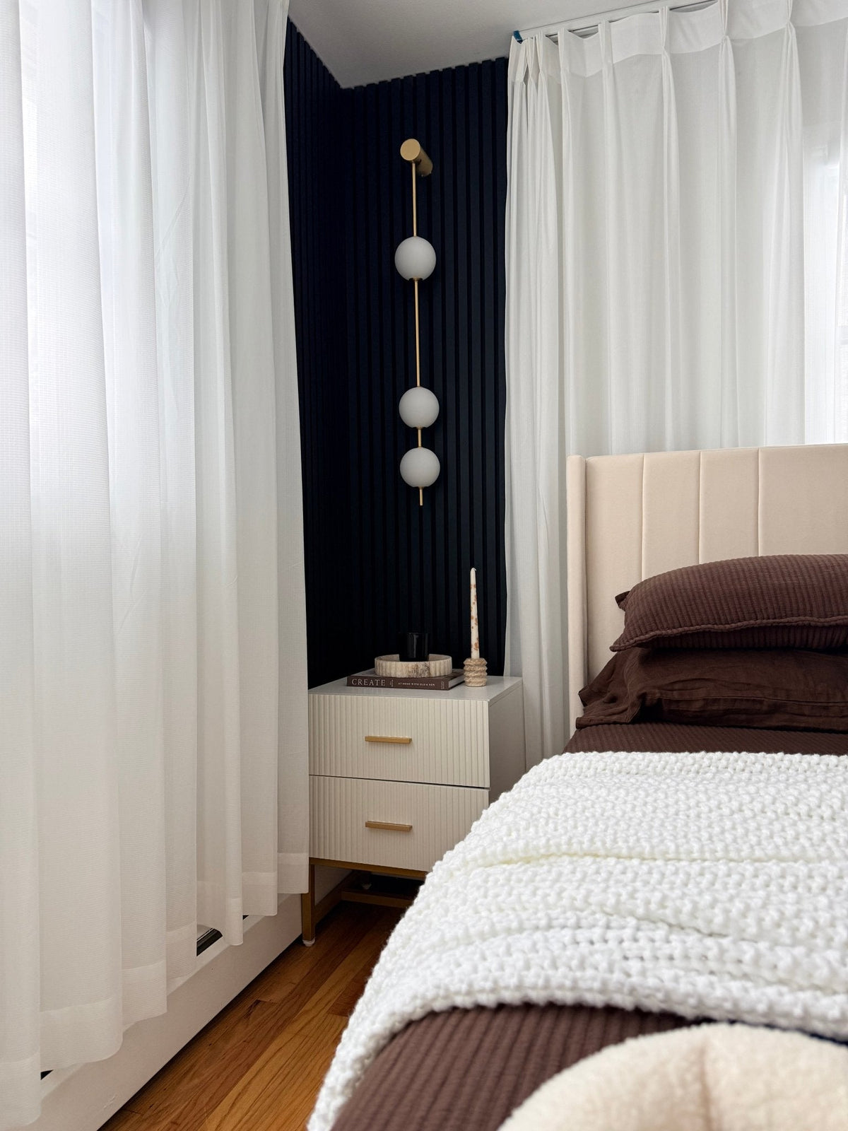 Aplique de pared LED vertical con múltiples globos, acabado en latón, altura ajustable, iluminación para pasillos, escaleras y entradas, lámpara moderna de metal y vidrio, 3-6 luces | Thomler