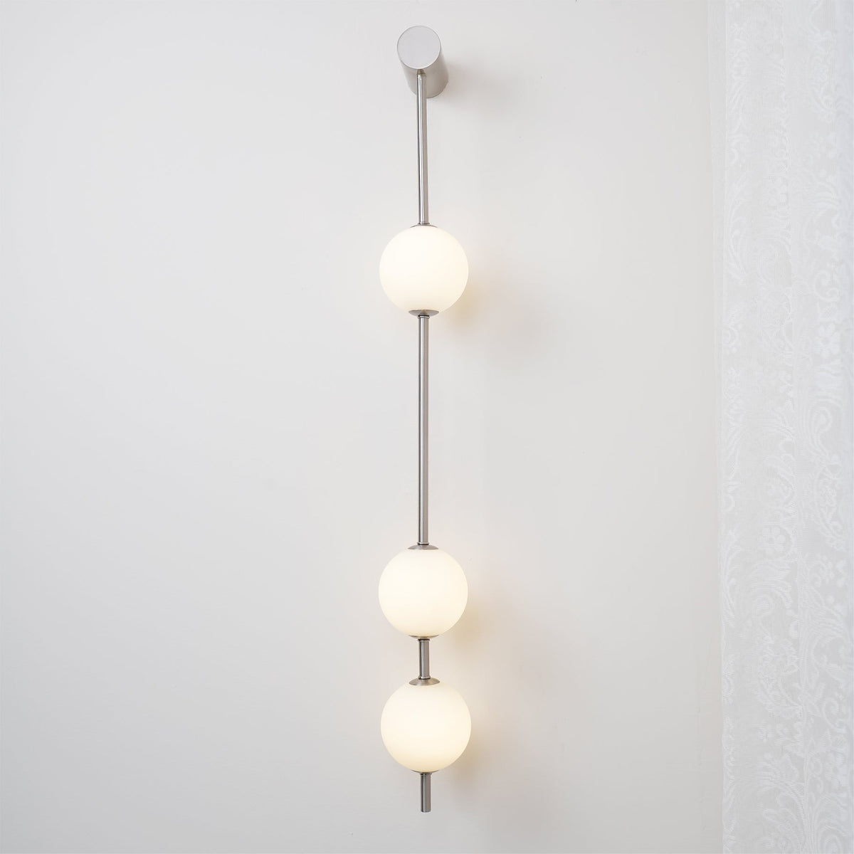 Aplique de pared LED vertical con múltiples globos, acabado en latón, altura ajustable, iluminación para pasillos, escaleras y entradas, lámpara moderna de metal y vidrio, 3-6 luces | Thomler