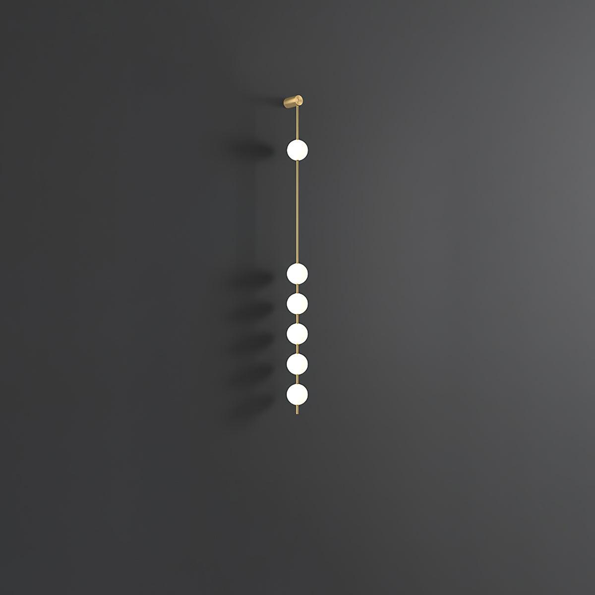 Aplique de pared LED vertical con múltiples globos, acabado en latón, altura ajustable, iluminación para pasillos, escaleras y entradas, lámpara moderna de metal y vidrio, 3-6 luces | Thomler