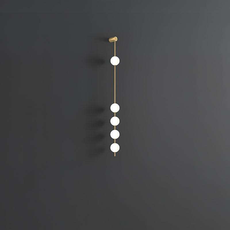 Aplique de pared LED vertical con múltiples globos, acabado en latón, altura ajustable, iluminación para pasillos, escaleras y entradas, lámpara moderna de metal y vidrio, 3-6 luces | Thomler